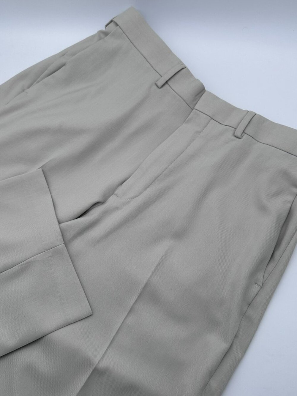 Haggar Men's Premium‎ Comfort Hidden Waistband Dress Pant, Size W32 x L30, Stone